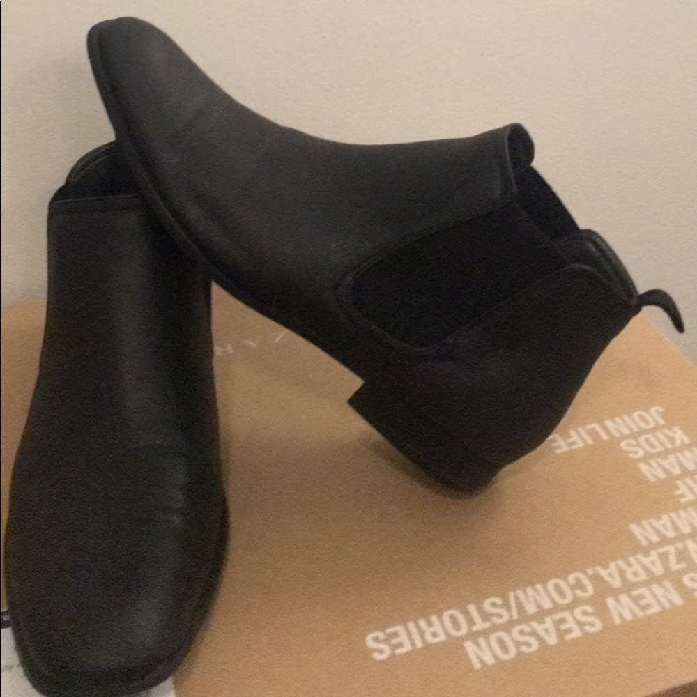 GUESS Oxford Chelsea Boots. Size 10
